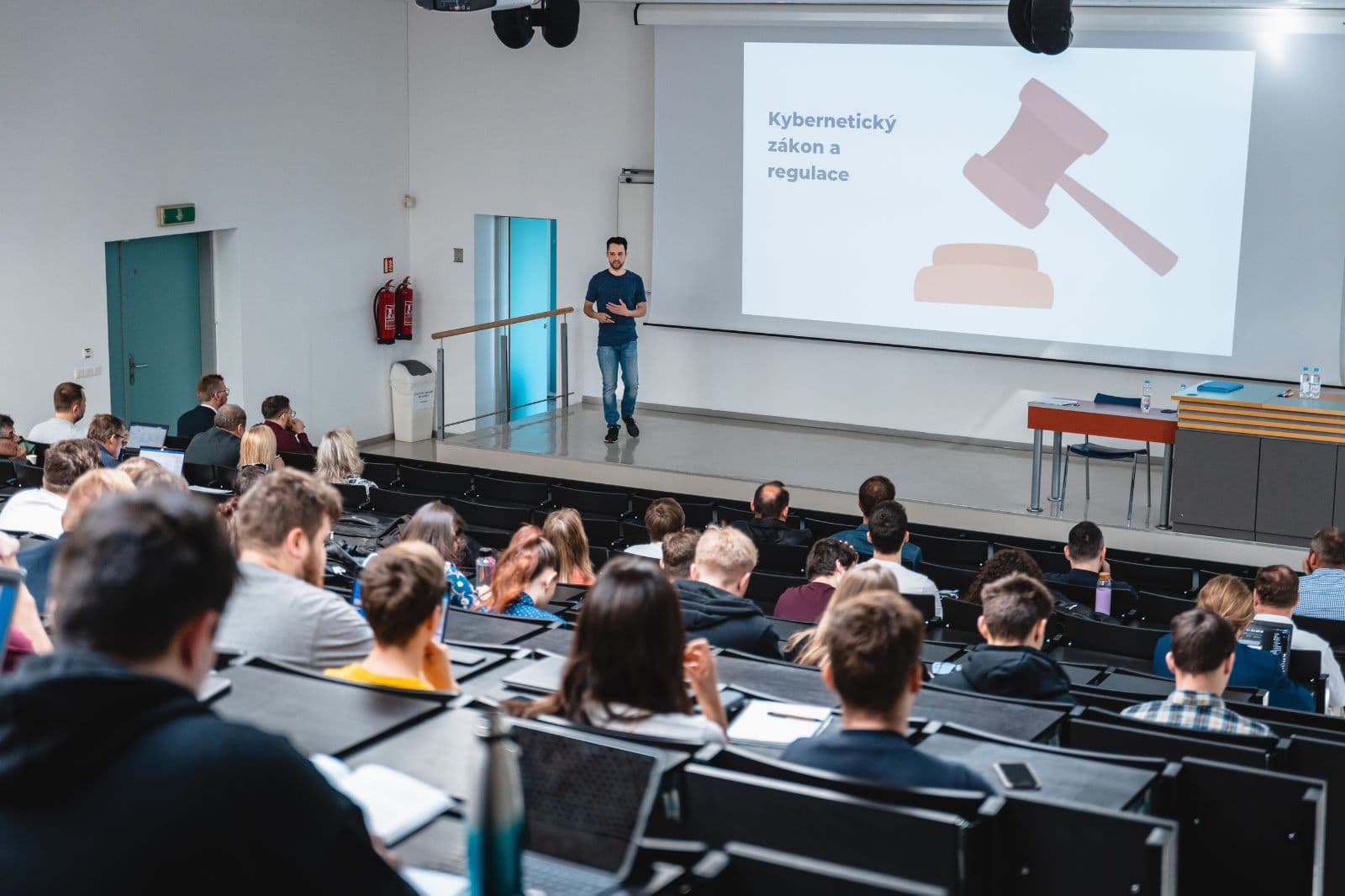 Vývojáři během školení aplikační bezpečnosti a AI